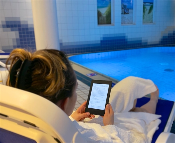 eBookReader Paperwhite 4 ebogslæser ebook reader sidder og læser poolen vand strand
